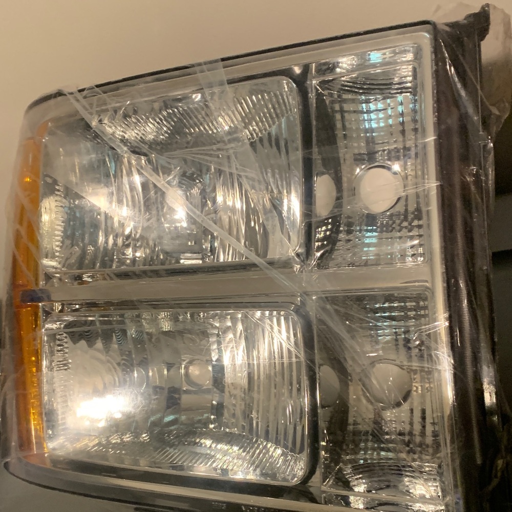 2007-2014 Sierra 1500 passengers front Headlight replacement - Picture 3 of 7